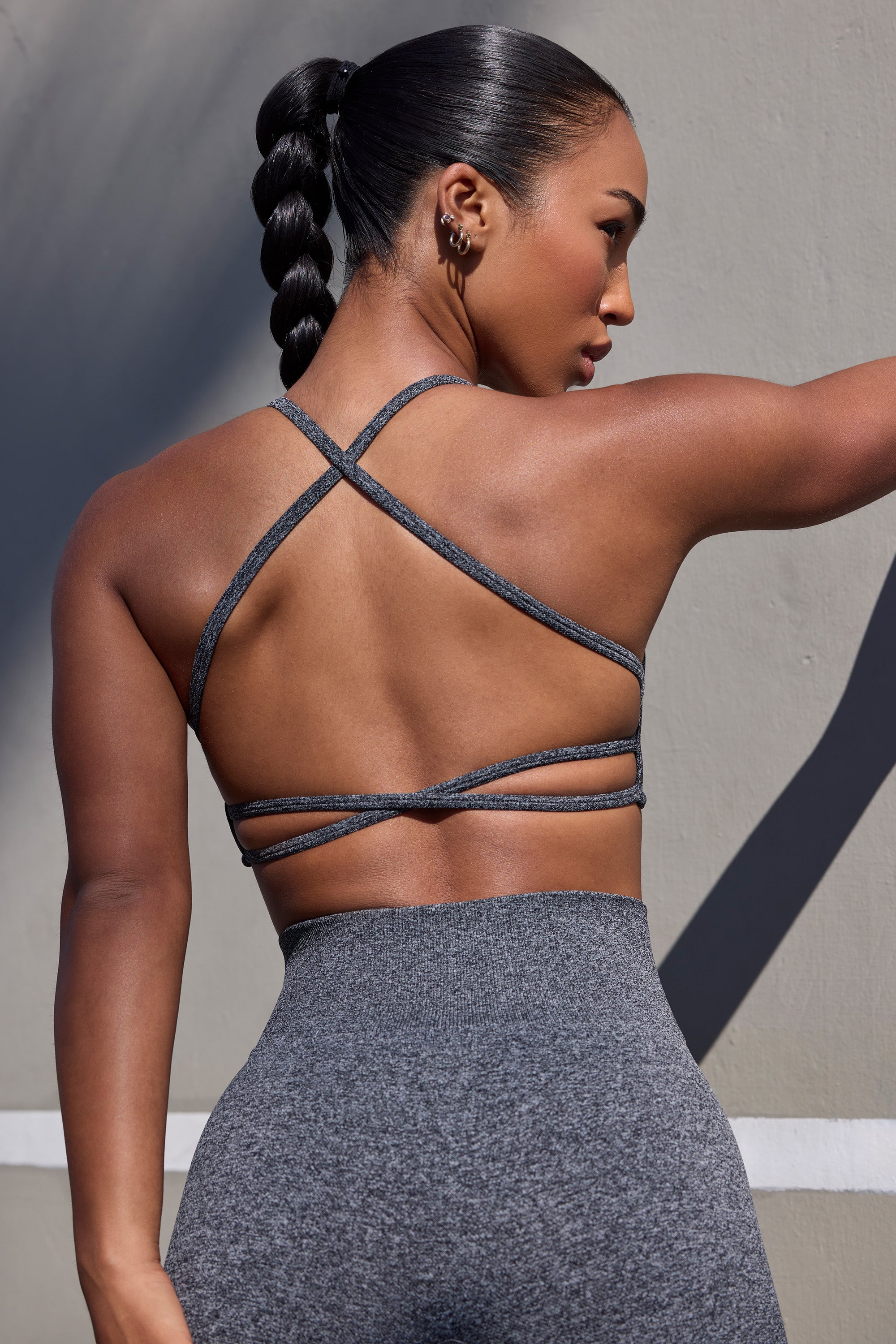 Super Sculpt Seamless Open Back Sports Bra in Marl Black